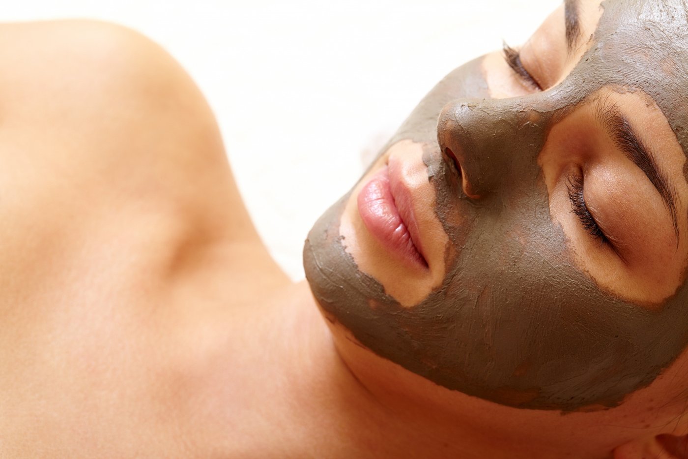 Pflegende Gesichtsmaske während einer Spa-Behandlung